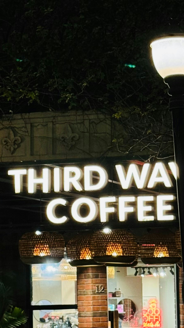 夜晚街角咖啡店